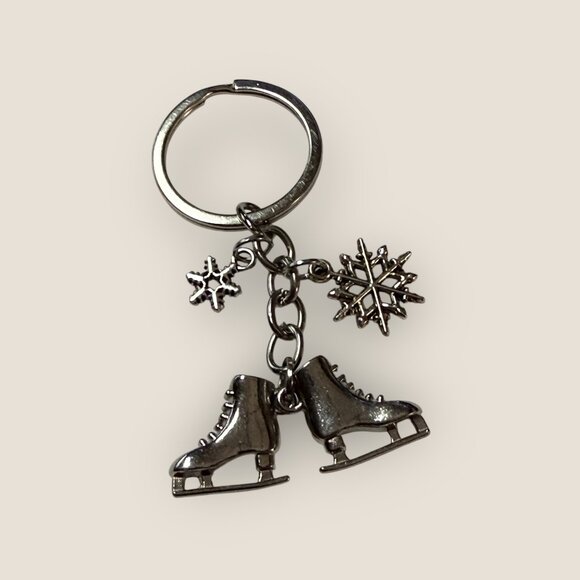 Ice Skates & Snowflakes Charm Keychain Keyring Winter Fun - Picture 1 of 2